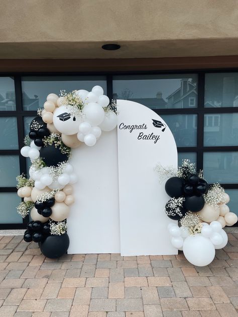 Black Balloon Garland With Flowers, Graduation Backdrop Simple, Balloon And Flower Decorations For Birthday, College Graduation Party Ideas Decoration Balloons, Graduation Night Party Ideas, Black And White Flower Backdrop, College Graduation Balloon Arch, Arch Graduation Backdrop, Minimal Graduation Party Decor