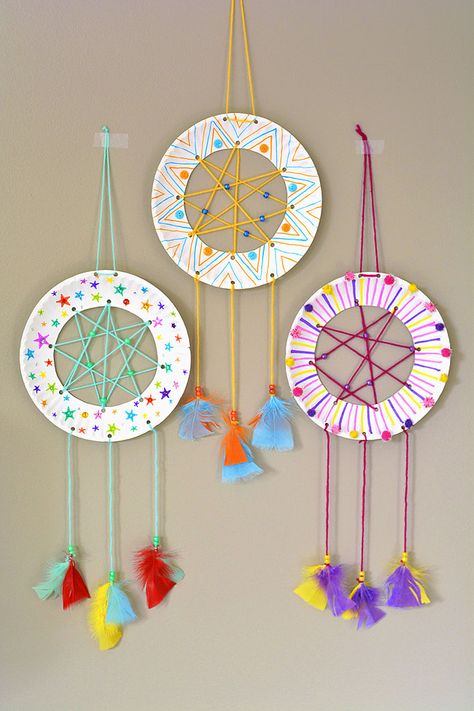 Learn how to make a dreamcatcher using paper plates and keep bad dreams away! These DIY dreamcatchers are so pretty and they're so easy to make. This is such a great kids craft and a perfect activity for summer camp, sleepovers, birthday parties or any time! Diy Kids Summer Activities, Fun Crafts To Do With 1st Graders, Summer Camp Art And Craft For Kids, Easy Summer Camp Activities, Summer School Activities For Kids, Kid Summer Camp Activities, Arts And Crafts Club Ideas, Crafts Summer Kids, Blast From The Past Crafts