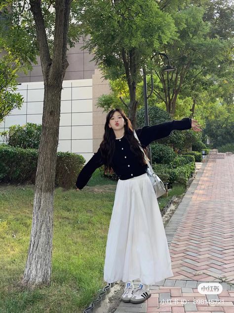 White Skirt Outfit Modest, Long Skirt Outfits Korean, Library Outfits, Skirt Outfits Korean, Long White Skirt, Modest Girly Outfits, Japan Outfits, White Skirt Outfits, Rok Outfit