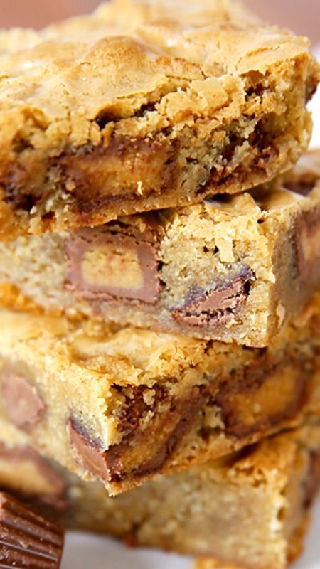 Brown Sugar Blondies, Dessert Oreo, Desserts Keto, Chips Ahoy, Chocolate Chip Cookie Bars, Desserts Vegan, Peanut Butter Cup, Reeses Peanut Butter Cups, Reeses Peanut Butter