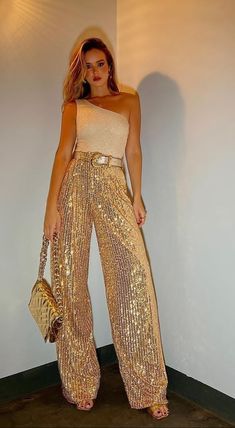 Sequins Pants Outfit, Gold Sequin Pants, Party Make-up, Sparkle Outfit, Party Outfits Night, Fiesta Outfit, Nye Outfits, Gold Outfit, Glam Outfit