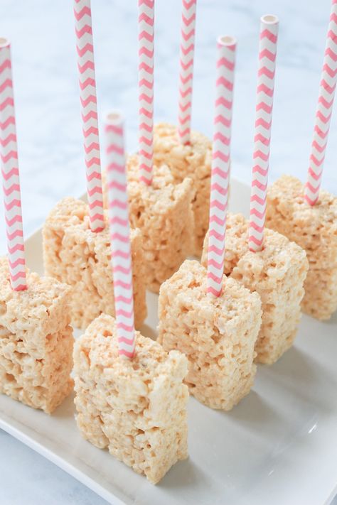 These Chocolate Dipped Rice Krispie Treats are great for parties, special treats, or Valentine's day. Who can resist a Rice Krispie on a stick?! Dipped Rice Krispie Treats, Chocolate Dipped Rice Krispie Treats, Rice Krispies Pops, Rice Crispy Cake, Rice Crispy Squares, Rice Crispy Treats Recipe, Chocolate Rice Krispie Treats, Rice Recipes For Dinner, Krispy Treats