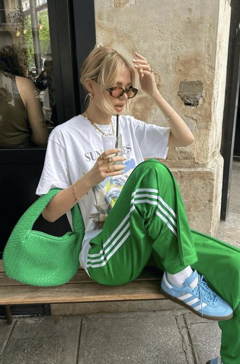 How To Style Adidas Joggers, Green Adidas Pants, Adidas Track Pants Outfit, Adidas Pants Outfit, Looks Adidas, Track Pants Outfit, Adidas Samba Outfit, Samba Outfit, Look Adidas