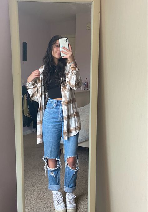 Outfits To Wear To The Fair Fall, Haunted Corn Maze Outfit, Cute Fall Outfits Flannel, Flannel With Jeans Outfit, Outfit With Flannel Shirt, Sweatshirt Flannel Outfit, Cute Fall Outfits Teenage Girl, Jean Flannel Outfit, Concert Outfit Inspo Winter