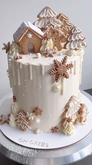 Cake With Gingerbread House, Gingerbread Christmas Cake Decoration, Christmas House Cake Ideas, Gingerbread Cake Design, Christmas Drip Cake Ideas, Cake Christmas Ideas, Cake Gingerbread House, Winter Cake Decor, Cake With Gingerbread Decorations