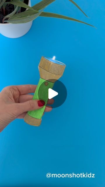 Electrical Circuit Project, Paper Flashlight Craft, Simple Electric Circuit Projects, Electric Circuit Projects Kids, Computer Project Ideas, Electricity For Kids, Easy Science Projects For Kids, Energy Science Projects, Paper Circuits Projects