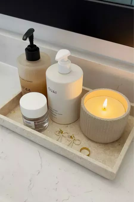 Decorative Tray Bathroom, Aesthetic Bathroom Products, Cute Bathroom Counter Decor, Skincare Bathroom Aesthetic, Bathroom Aesthetic Organization, Clean Bathroom Aesthetic Minimalist, Bathroom Products Organization, Clean Girl Bathroom Ideas, Minimalist Bathroom Sink Decor