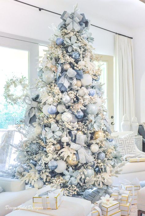 Blue Christmas Tree Decorations, Sparkling Snow, Christmas Tree Inspo, White Christmas Tree Ideas, Blue Christmas Decor, Christmas Tree Decorating Themes, Flocked Christmas Trees Decorated, Blue Christmas Tree, Elegant Christmas Trees