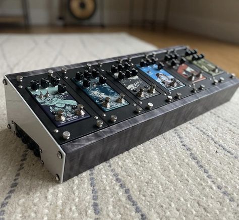 Pedalboard Ideas, Pedal Board, Pedalboard Design, Small Pedalboard, Diy Pedalboard, Desktop Pedalboard, Vinyl Record Room, Guitar Effects Pedals Diy, Guitar Pedal Board