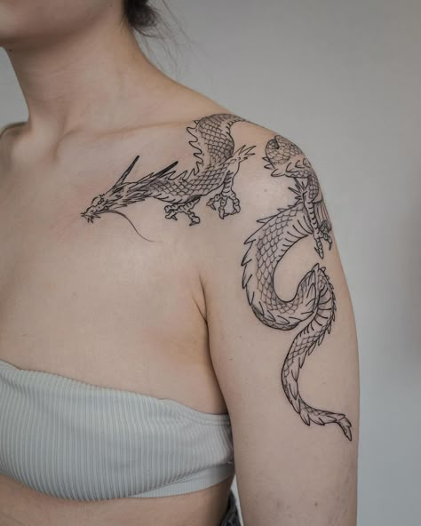 Illustrative Dragon Tattoo, Arm Tattoos Grunge, Chinese Dragon Shoulder Tattoo, Arm To Shoulder Tattoo, Dragon Upper Arm Tattoo, Dragon Shoulder Tattoo Women, Half Shoulder Tattoo, Dragon Back Tattoo Women, Bakunawa Tattoo