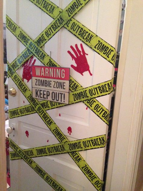 13 Ideas para convertir tu puerta en un aterrador monstruo este Halloween Porta Halloween, Zombie Halloween Party, Pelottava Halloween, Zombie Decorations, Strašidelný Halloween, Cheap Diy Halloween Decorations, Fest Temaer, Zombie Birthday, Halloween Fest