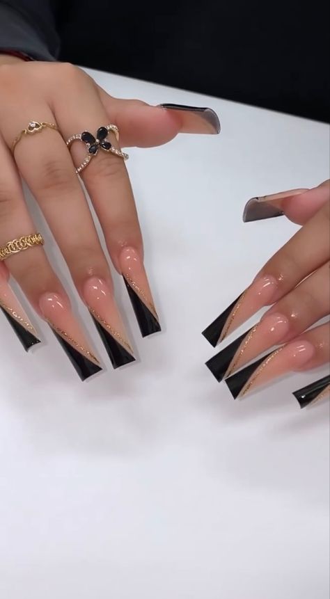 Black And Gold Nails Square, Black And Gold Acrylic Nails Square, Black And Gold Prom Nails Acrylic, Black And Gold Nails Black Women, Black And Gold Nails Design, Baddie Nails Black And Gold, Long Nail Designs Black And Gold, Glittery Acrylic Nails, Black And Gold Nails