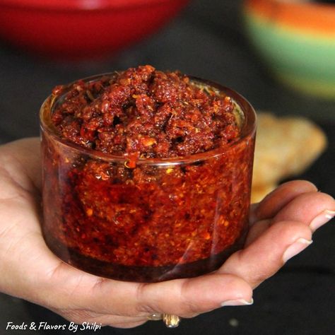 Garlic Chutney Garlic Chutney Recipe, Garlic Pickle Recipe Indian, Lehsun Chutney, Chilli Chutney Recipes, Chatni Recipe, Pickled Recipes, Chilli Chutney, Indian Chutney Recipes, Garlic Chutney