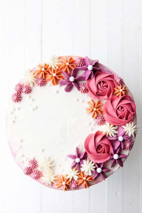 How to make a buttercream flower cake Buttercream Techniques, Tårta Design, Torte Creative, Cake Style, Buttercream Flower, Buttercream Flower Cake, Cake Decorating Designs, Buttercream Flowers, Fashion Cakes