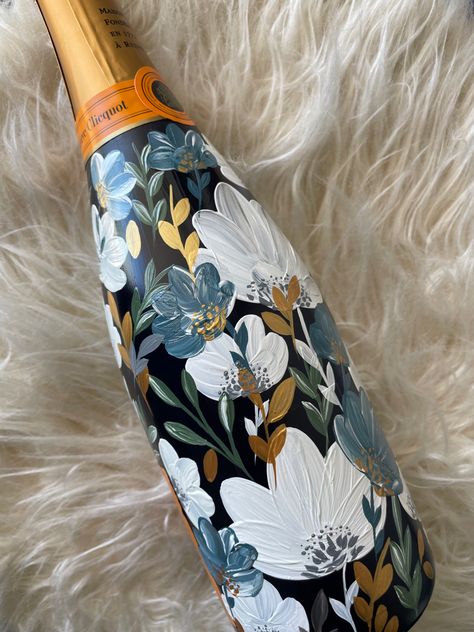 Engagement Painted Bottle, Painted Wedding Bottle, Painted Mini Champagne Bottle, Painted Prosecco Bottle Wedding, Painting On Champagne Bottle, Wedding Painted Champagne Bottle, Empty Glass Bottle Ideas, Painted Tequila Bottle, Painted Champagne Bottle Engagement