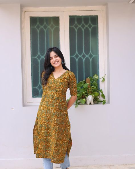 Daily wear Cotton kurtas Perfect for this summer season 🌸 place your orders now at www.studiovirupa.com / kurtas Comment pp for link 🔗 . . . . . #kurtas #dailywearcottonkurtas #cottonkurtas #dailywear #kurtis Kurti With Sleeves Design, Cotton Kurta With Jeans, Kurti Daily Wear, Cotton Dress Stitching Ideas, Cotton Kurti Outfit, Cotton Material Dress Design, Daily Wear Kurtis Style Casual, V Neckline Kurti, Cotton Dress Patterns Indian Kurti