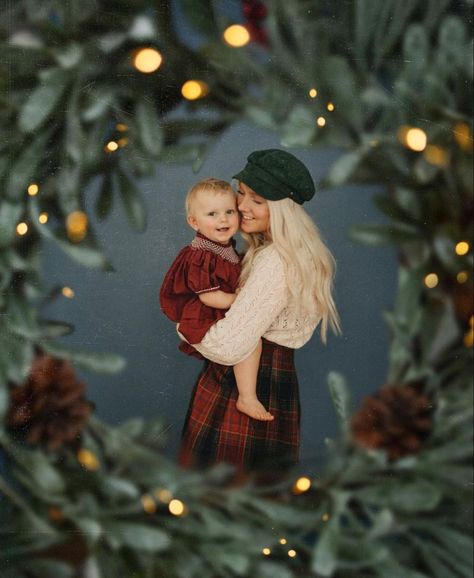 Porch Christmas Photoshoot, Outdoor Xmas Photoshoot, Baby Outdoor Christmas Photos, Christmas Diy Pictures, Christmas Mini Sessions Set Up, Seasonal Mini Sessions, Diy Christmas Pictures Family At Home, Christmas Mini Sessions Outdoor Setup Simple, Christmas Mini Studio Sessions