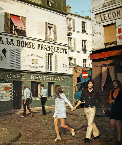 Montmartre (A la bonne franquette) Paris, circa 1970, Patrice Molinard -  vintageparis21 French Aesthetic, Dangerous Minds, Montmartre Paris, Fotografi Vintage, Old Paris, Paris Jackson, Paris Vintage, Paris Aesthetic, Vintage Paris