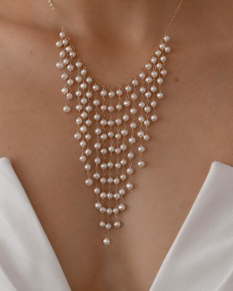 Elisabeth 🤍 How To Style Beaded Necklace, Christine Elizabeth Jewelry, Pearl Accessories Diy, Beaded Necklace Pearl, Bead Necklace Packaging, Trendy Necklaces Beads, Elegant Beaded Jewelry, Necklace Diy Ideas, Make Pearl Necklace