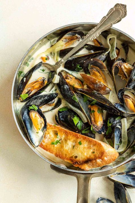 Mussels in a Creamy White Wine Garlic Sauce – Leite's Culinaria Best Mussels Recipe White Wines, Mussels In Curry Sauce, Mussels White Wine Cream Sauce, Muscles In White Wine Garlic Sauce, Pesto Mussels Recipe, White Wine Garlic Mussels, Mussels With White Wine, Creamy Garlic Mussels Recipe, Mediterranean Mussels Recipes