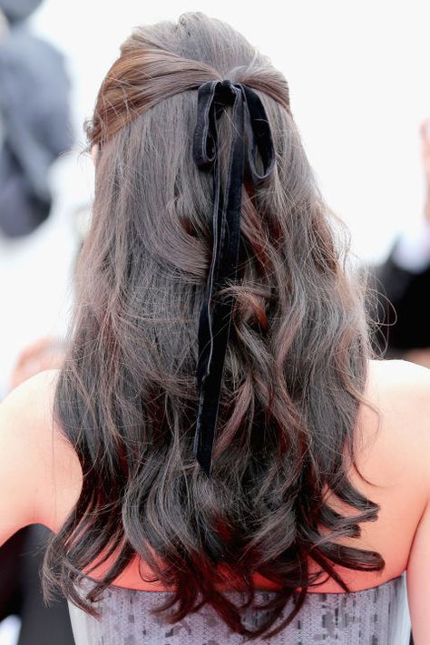 A velvet ribbon worn in a half-up, half-down style feels festive and feminine. Perfect for your office Christmas party. Christmas Party Hairstyles, Unique Wedding Hairstyles, Bridesmaid Hair Long, Ribbon Hairstyle, Christmas Hairstyles, Holiday Hairstyles, Trending Hairstyles, Half Up Hair, Party Hairstyles