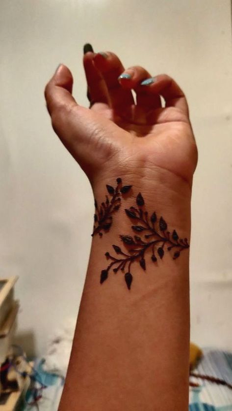 Cute Henna Designs Back Hand, Minimalistic Mehendi Designs For Hands, Henna Minimalist Simple, Henna Designs For Wrist, Henna Designs On Wrist, Wrist Henna Designs Simple, Small Henna Designs Wrist, Small Mehendi Tattoos, Mehendi Minimalistic