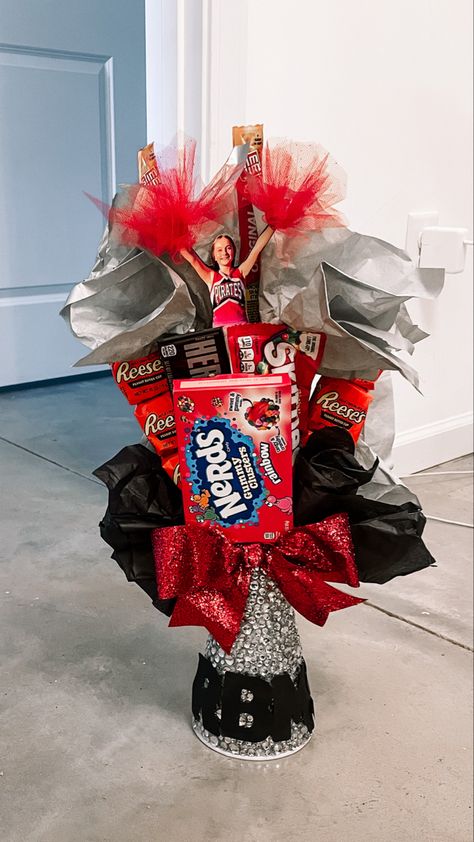 Cheer Candy Bouquet, Cheer Party Theme Ideas, Cheerleader Spirit Ideas, Gifts For Cheer Competition, Cheerleader Baskets Gift Ideas, Senior Night Basket Ideas Cheer, Diy Gifts For Cheerleaders, Cheer Bouquet Ideas, Cheerleading Spirit Ideas