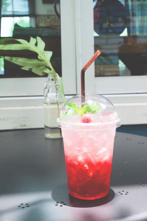 Drink For Summer, Fresh Drink, Strawberry Soda, Italian Soda, Fresh Drinks, Cafe Table, Iced Drinks, Mint Leaves, Fruit Juice