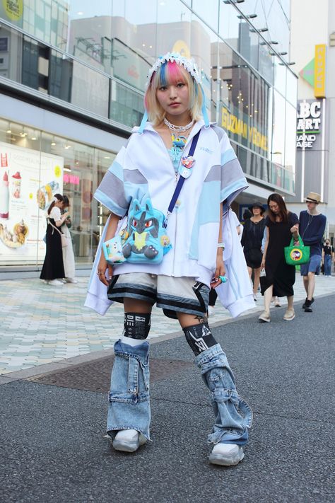 Street Style in Tokyo: ¡°Harajuku Is Like a Fashion Gallery With a Free Entrance¡± Street Fashion Poses, Japanese Fashion Street Tokyo Style, Japanese Outfits Street Style Tokyo Fashion, Street Style Japan, 90s Harajuku Fashion, J Fashion Street, Japan Style Fashion, Japan Street Style, Shoichi Aoki