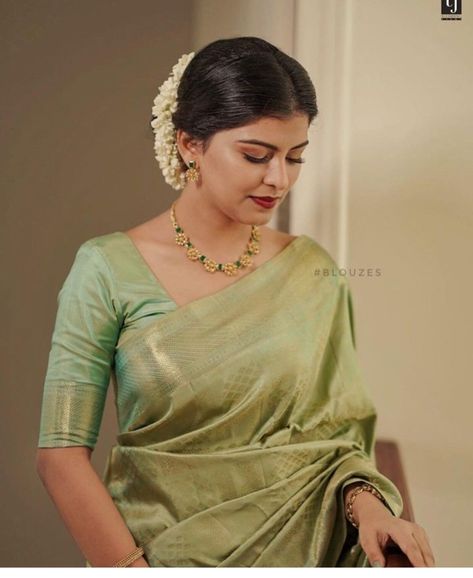 Pista Green Saree Combination Blouse, Pastel Green Pattu Saree, Pista Green Pattu Saree, Light Green Saree Blouse Combination, Green Saree Jewellery Ideas, Green Saree Look Traditional, Pista Green Saree Contrast Blouse, Green Saree For Wedding, Pista Colour Saree