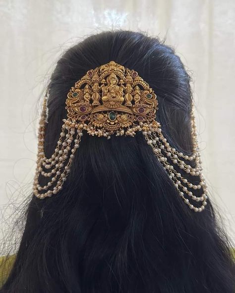 Gold Side Hair Pins Indian, Indian Hair Ornaments, Desi Hair Accessories, Bridal Gold Jewellery Indian, Wedding Jada, Hair Jewelry Indian, Hair Accessories Traditional, Indian Hair Jewelry, Jewelry Indian Traditional