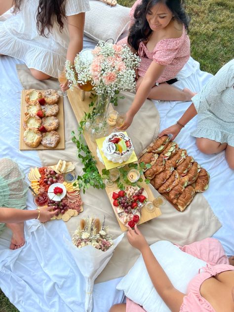 Cottagecore Picnic Ideas, Pique Nique Aesthetic Friends, Birthday Picnic Ideas Aesthetic, Charcuterie Board Birthday Ideas, Pastel Picnic Aesthetic, Picnic Best Friend, Flower Picnic Aesthetic, Picnic Girls Party, 21st Birthday Picnic Ideas