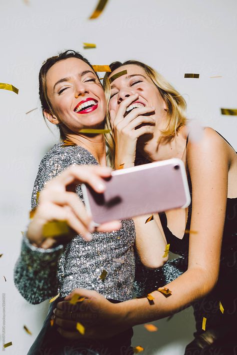 Party Lifestyle Photography, Taking A Photo Pose Reference, Women Celebrating Together, Christmas Party Photoshoot, Friend Birthday Photoshoot Ideas, New Year Celebration Photography, Two Women Photoshoot Ideas, Women Laughing Together, Party Photo Poses