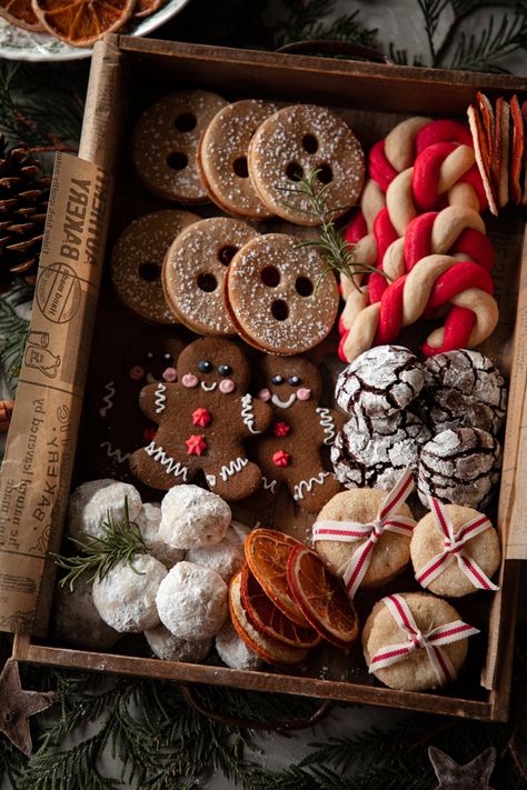 Christmas Baked Gift Boxes, Christmas’s Dessert, Christmas Bake Gifts, Cookie Board Display, Present Christmas Cookies, Christmas Baked Goods Box Ideas, Cookie Gift Christmas, Cute Christmas Candy Gifts, Cookie Box Gift Packaging Ideas