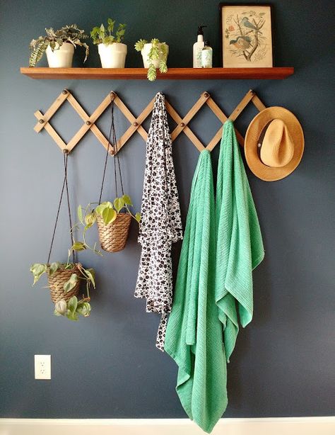 Accordion Hat Rack Decor, Expandable Coat Rack Decor, Accordion Rack Ideas, Accordion Peg Rack Decor, Purse Rack Ideas, Small Entryway Coat Rack Ideas, Accordian Peg Rack Ideas, Hanging Hooks Ideas, Bathroom Organization Wall