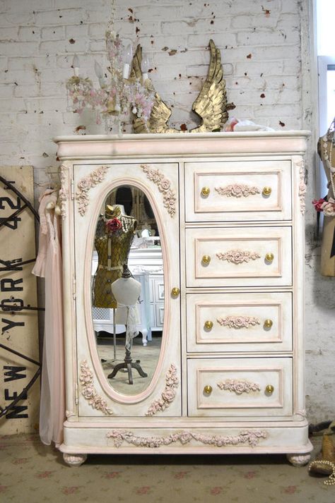 Dresser Armoire, French Dresser, Styl Shabby Chic, Vintage Painted Furniture, Cottage Vintage, Shabby Chic Room, Painted Cottage, Bedroom Armoire, Shabby Chic Dresser