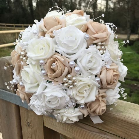 Gold And White Bouquet Wedding, Ivory And Champagne Bouquet, Bride Bouquets Champagne, Wedding Flowers Gold White, Champagne Bridal Flowers, Champagne Bride Bouquet, Wedding Bouquets Beige, White And Gold Wedding Theme Bridesmaid, Beige And White Wedding Decor