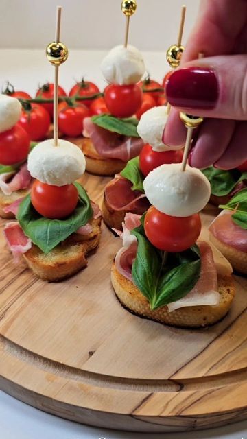 Caprese Salad Kabobs, Caprese Sandwich Appetizer, Caprese Toast Appetizers, Mini Mozzarella Ball Recipes, Canape Sandwiches, Baguette Appetizer Ideas, Mini Toast Appetizers, Mini Sandwich Appetizers, Tomato Mozzarella Appetizer