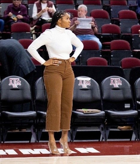 Womens Basketball Coaching Outfits, Coach Carter Outfits, Women Basketball Coaches Outfits, Coaching Outfits Basketball, Sydney Carter Outfits, Coaching Outfits Women, Coach Sydney Carter, Coach Game Day Outfit, Courtside Fits