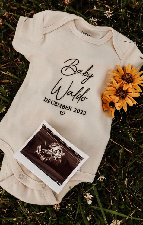 Onsie Announcement Pregnancy, Baby Announcement Flat Lay, Baby Onsies Ideas Announcement, Pregnancy Anouncment Ideas Photoshoot, Simple Baby Announcement Picture Ideas, Pregnant Announcement Photoshoot, Pregnancy Announcement With Onesie, Instagram Baby Announcement, Baby Announcement Onsies Ideas