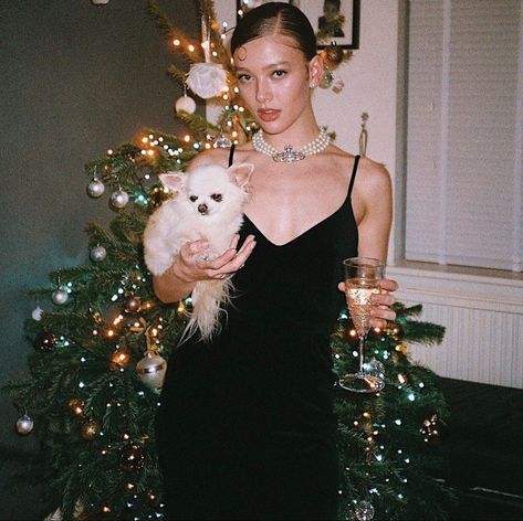 Influencer Holiday Photos, Christmas Influencer Shoot, Edgy Christmas Photoshoot, Vogue Christmas Editorial, Christmas Party Outfits 2024 Women, Flash Photography Christmas, Flash Christmas Photos, Christmas Photo Instagram, Moody Christmas Photoshoot