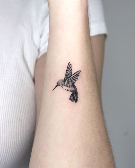 Hummingbird Tattoo Ideas, Small Hummingbird Tattoo, Tato Tradisional, Tato Minimal, Petit Tattoo, Muster Tattoos, Inspiration Tattoos, Forearm Tattoo Women, Sunflower Tattoos