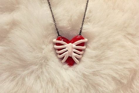 Cool Clay Jewelry, Clay Rib Cage, Clay Necklaces Diy, Charms To Make Out Of Clay, Clay Art Necklace, Things To Do From Clay, Clay Necklaces Ideas, Stuff To Make From Clay, Diy Heart Necklace