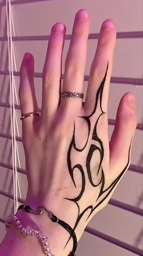 Simple Hand Tattoos, Tato Henna, Pretty Hand Tattoos, Sharpie Tattoos, Pen Tattoo, Hand Doodles, Small Hand Tattoos, Wrist Tattoo, School Tattoo