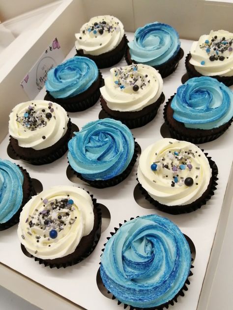 20th Birthday Cupcakes For Him, Blue Birthday Cupcakes For Women, Light Blue Cupcakes Birthday, Blue Frosted Cupcakes, Bday Cupcakes Men, Boy Cupcakes Birthday, Cupcake Decorating Ideas For Men, Blue Cupcakes Aesthetic, Birthday Cupcakes Ideas For Boyfriend