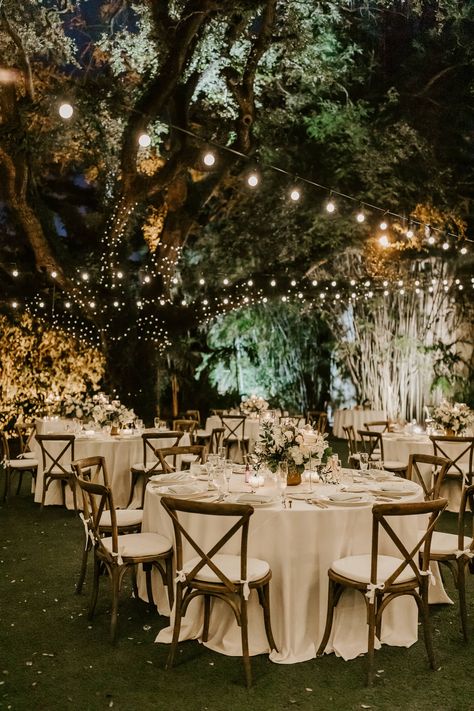 Country Home Wedding Ideas, Wedding Decorations Small Space, Round Table Outdoor Wedding, Long Family Style Wedding Tables, Simple Wedding Setting, Small Private Wedding Dinner, Outdoor Wedding Ceremony Fall, Wedding Venue Set Up, Indoor Outdoor Wedding Reception