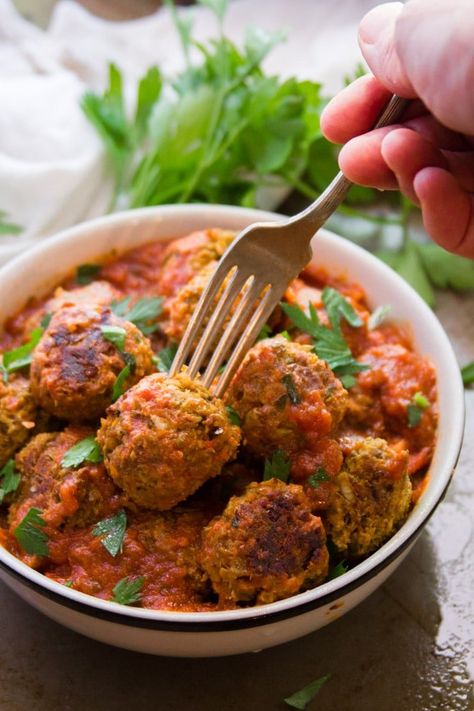 Vegan Meatballs Recipe, Lentil Meatballs, Vegetarian Meatballs, Vegan Meatballs, Dried Lentils, Salad Pasta, Tasty Vegetarian Recipes, Lentil Recipes, Idee Pasto Sano