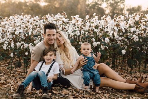 Family photography / cotton field / portrait / rustic / family photo How To Pose Family Of Four, Life Style Family Photography, Cottonfield Photoshoot, Cute Family Of 4 Photos, Simple Family Pictures, Cotton Photo Shoot, Front Porch Family Pictures, Fall Cotton Field Family Pictures, Cottonfield Family Pictures