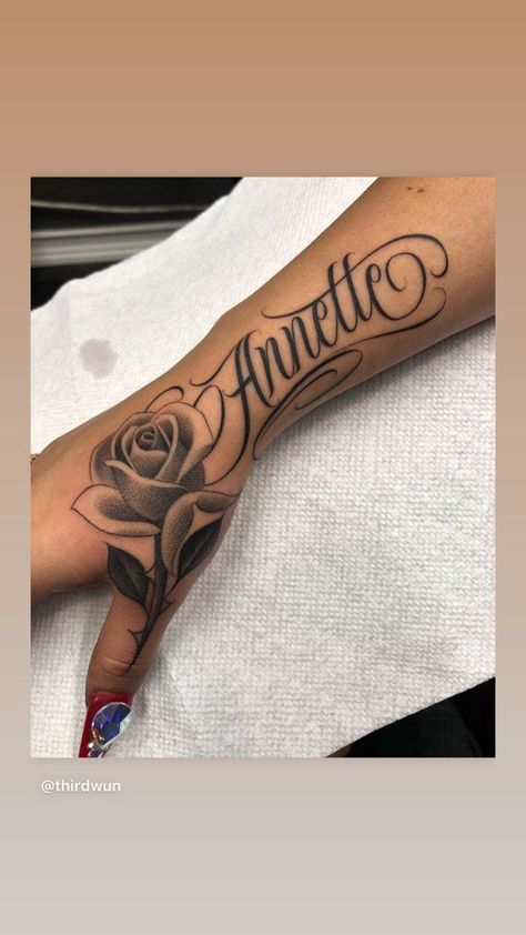 Collarbone Name Tattoo Women, Rose Name Tattoos For Women, Moms Name Tattoo Ideas Men, Daughter Name Tattoo Ideas, Name Tattoos On Hand, Rose Tattoo Arm, Cute Name Tattoos, Name Tattoo On Hand, Name Tattoos For Moms