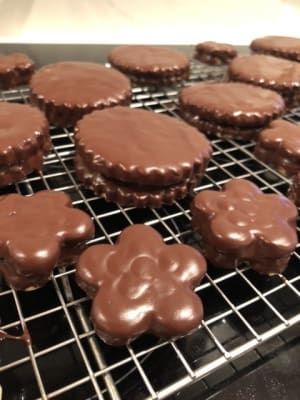 Simple Chocolate Coating Chocolate Coated Cookies, Coating Chocolate Recipes, How To Dip Cookies In Melted Chocolate, Candy Coating Recipe, What To Dip In Chocolate, Chocolate Candy Coating Recipe, Chocolate Coating Recipe, Explaining Santa, Coating Chocolate